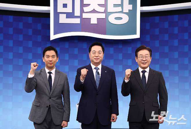 더불어민주당 김지수(왼쪽부터), 김두관, 이재명 당대표 후보가 6일 서울 양천구 SBS 목동스튜디오에서 열린 방송토론회에 앞서 기념촬영을 하고 있다. 국회사진취재단