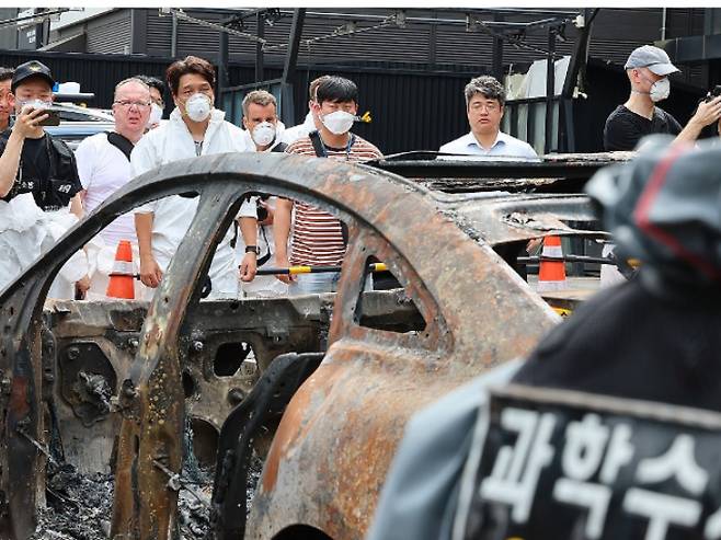 8일 오전 인천 서구 한 공업사에서 경찰과 소방, 국립과학수사연구원, 벤츠 등 관계자들이 지난 1일 청라 아파트 지하 주차장에서 화재가 발생한 전기차에 대한 2차 합동 감식을 하고 있다. 연합뉴스