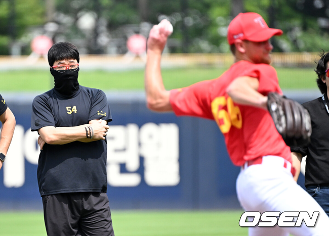 [OSEN=광주, 이대선 기자] 8일 오후 광주-기아챔피언스필드에서 ‘2024 신한 SOL Bank KBO리그’ KIA 타이거즈와 KT 위즈의 경기가 열렸다.KIA는 황동하, KT는 쿠에바스를 선발로 내세웠다.경기에 앞서 KIA 새 외국인 투수 에릭 라우어가 불펜 피칭을 하고 있다. 양현종이 라우어의 피칭을 바라보고 있다. 2024.08.08 /sunday@osen.co.kr