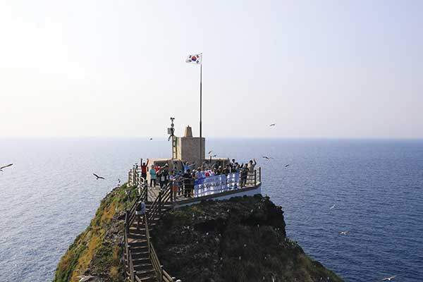 독도 망양대를 답사한 단원들.