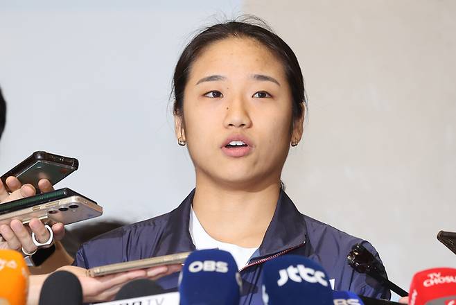2024 파리올림픽 배드민턴 여자 단식에서 금메달을 차지한 안세영이 7일 오후 인천국제공항을 통해 귀국하며 취재진 질문에 답하고 있다.&nbsp; &nbsp; 연합뉴스