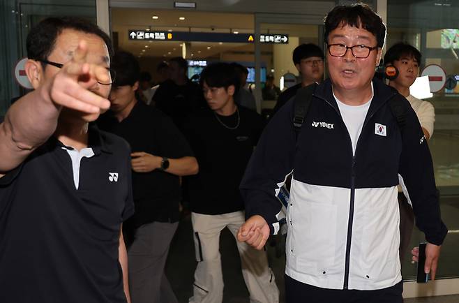 7일 김택규 대한배드민턴협회장이 인천공항 입국장을 나오고 있다. 파리올림픽에 동행한 김 회장은 선수단보다 먼저 돌아왔다.    연합뉴스