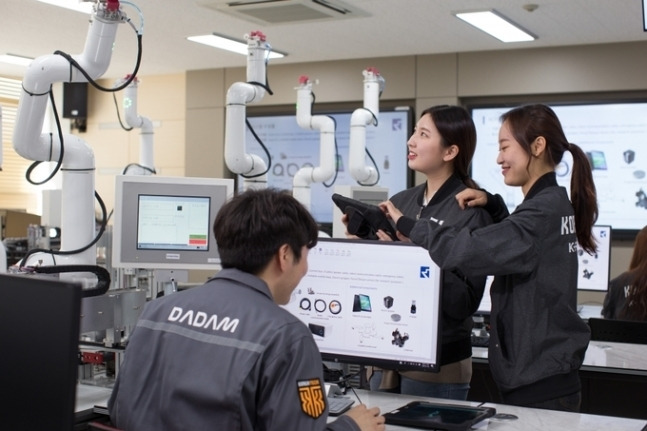 충남 천안 한국기술교육대학교내에 마련된 스마트러닝팩토리에서 학생들이 지능형 생산현장실습을 하고 있다. 한국기술교육대 제공