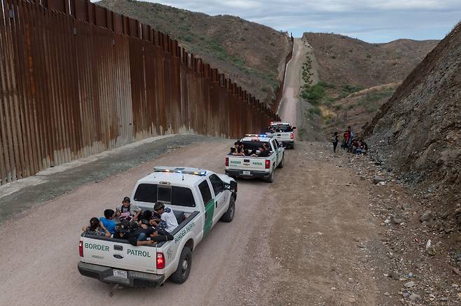 6월24일 미국 애리조나 국경에서 국경 순찰대에 체포된 중남미 출신 이주민들.ⓒREUTERS