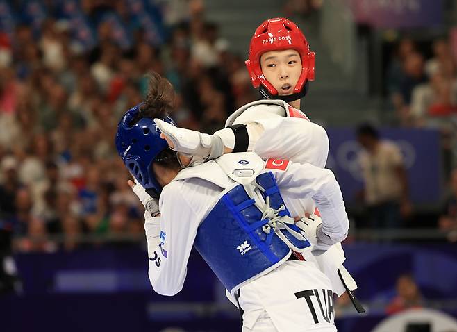 8일 오후(한국시간) 프랑스 파리 그랑 팔레에서 진행된 2024파리올림픽 태권도 여자 57kg급 16강 경기에서 김유진이 튀르키예의 하티제 퀴브라 일귄 선수와의 경기에서 득점하고 있다. 김유진은 2:0으로 승리해 8강에 진출한다. 2024.8.8 파리=올림픽사진공동취재단/KO