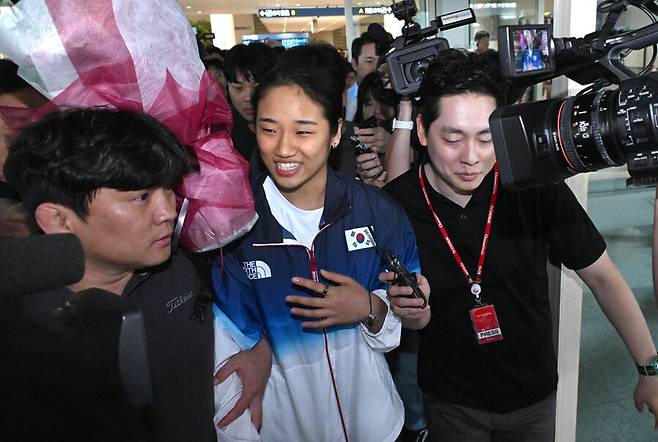 ▲ 안세영은 7일 인천국제공항 입국장에서 "난 싸우려는 의도가 아니라 운동에만 전념하고 싶은 마음을 호소하기 위해, 그렇게 이해해 달라는 마음으로 말씀을 드린 것이다"라고 말문을 열었다. 이어 "난 이제 막 도착했다. 아직 협회와 이야기를 나눈 것이 없고 소속팀과도 상의한 것이 없다. 더 자세한 내용은 상의한 뒤 말씀드리겠다"라고 덧붙였다. 마지막으로 안세영은 "협회, 팀과 이야기하지 못했다. 최대한 이야기해야 말씀드릴 수 있을 것 같다"라고 언급했다. ⓒ연합뉴스