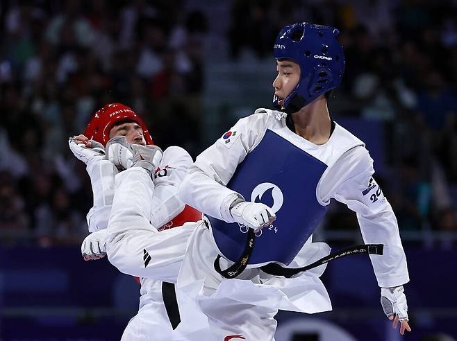 ▲ 박태준이 2024 파리 올림픽 태권도 남자 58kg급 금메달을 차지했다. 4강에서 세계랭킹 1위이자 도쿄 올림픽 은메달에 빛나는 강자를 꺾고 결승에 진출한 뒤 언더독 반란을 일으키고 있던 마고메도프도 제압하면서 이번 대회 태권도 첫 금메달이자 한국 선수단의 12번째 금메달 주인공이 됐다. ⓒ 연합뉴스/REUTERS