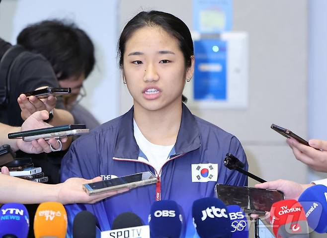 안세영이 7일 인천국제공항을 통해 귀국 후 취재진과 인터뷰를 하고 있다. /사진=뉴스1