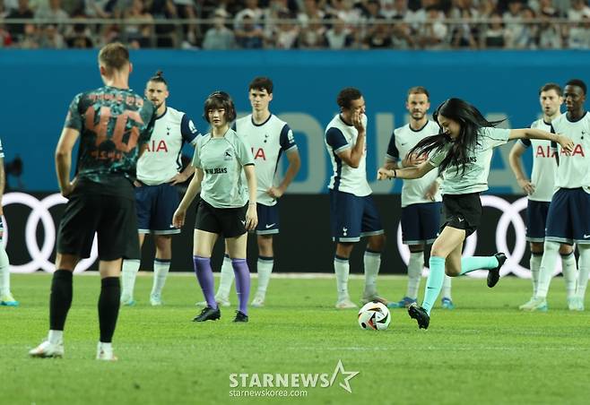 [서울=뉴시스] 김근수 기자 = 걸그룹 뉴진스 민지가 3일 서울 마포구 서울월드컵경기장에서 열린 쿠팡플레이 시리즈 2경기 토트넘 홋스퍼와 FC바이에른 뮌헨의 경기 시작 전 시축을 하고 있다. 2024.08.03. ks@newsis.com /사진=김근수