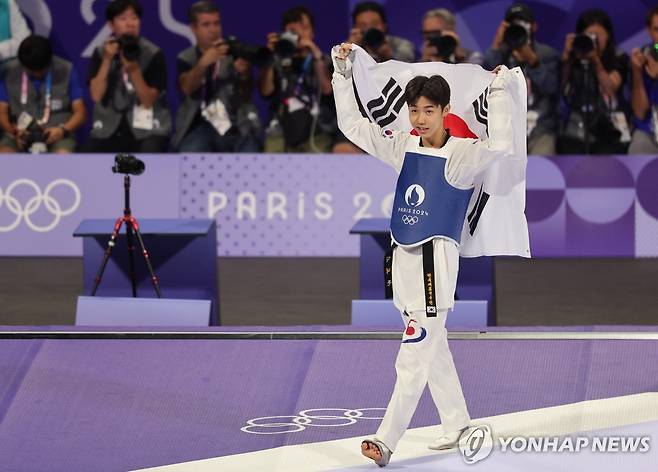 박태준, 16년만의 태권도 금 수확 (파리=연합뉴스) 임화영 기자 = 7일(현지시간) 프랑스 파리 그랑팔레 태권도경기장에서 열린 2024 파리올림픽 태권도 남자 58kg급 결승전에서 한국 박태준이 아제르바이잔의 가심 마고메도프에게 승리해 금메달을 따낸 뒤 기뻐하고 있다. 2024.8.8 hwayoung7@yna.co.kr