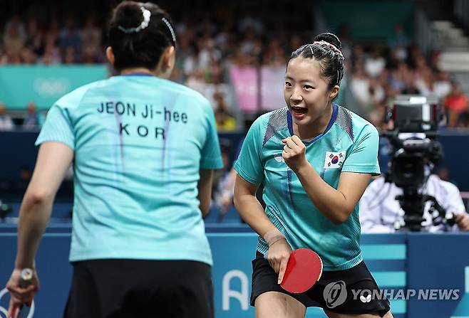 신유빈-전지희 '좋아!' (파리=연합뉴스) 김인철 기자 = 6일(현지시간) 프랑스 파리 사우스파리 아레나에서 열린 2024 파리올림픽 탁구 여자 단체전 8강전 한국과 스웨덴의 경기. 한국 신유빈-전지희가 스웨덴 필리파 베르간드-크리스티나 칼베리를 상대로 득점한 뒤 환호하고 있다. 2024.8.7 yatoya@yna.co.kr