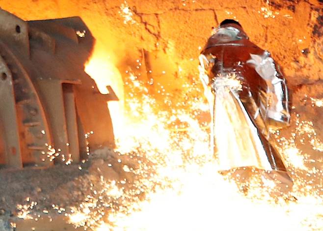 용광로 점검하는 광양제철소 근로자 [연합뉴스 자료사진]