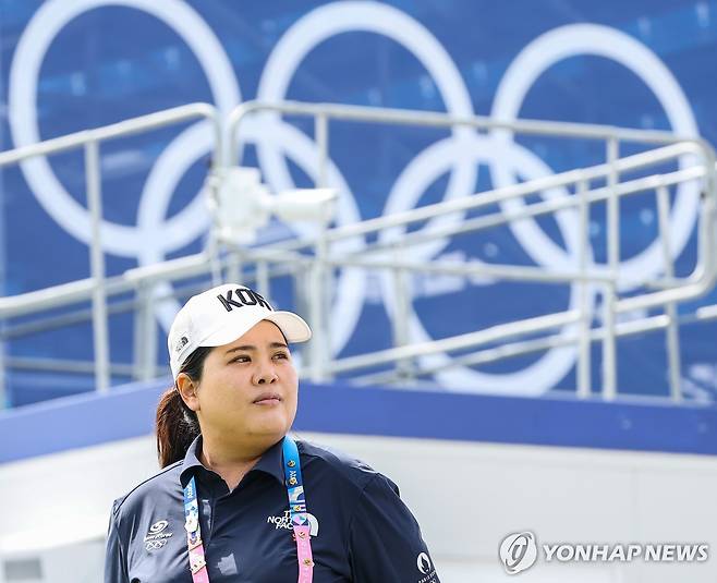 몸 푸는 선수들 지켜보는 박인비 (파리=연합뉴스) 김도훈 기자 = IOC 선수 위원에 출마한 박인비가 4일 오전(현지시간) 프랑스 파리 르골프 나쇼날에서 열린 2024 파리올림픽 골프 남자 4라운드 경기 전 몸을 푸는 선수들을 지켜보고 있다. 2024.8.4 superdoo82@yna.co.kr