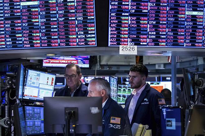 <YONHAP P미국 뉴욕증권거래소(NYSE) 입회장에서 스페셜리스트들이 포스트에 모여 업무를 처리하고 있다. (사진=연합뉴스)