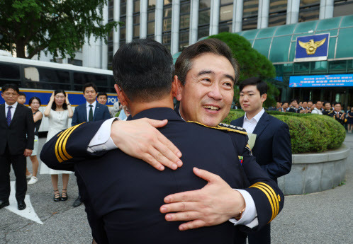 윤희근 경찰청장이 9일 오후 서울 서대문구 경찰청에서 열린 퇴임식을 마치고 직원과 포옹하고 있다. (사진=연합뉴스)