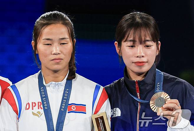 대한민국 복싱 대표팀 임애지 선수와 북한 방철미 선수가9일(한국시간) 프랑스 파리 노스 파리 아레나에서 진행된 복싱 여자 54kg급 시상식에서 포즈를 취하고 있다. 2024.8.9/뉴스1 ⓒ News1 박정호 기자