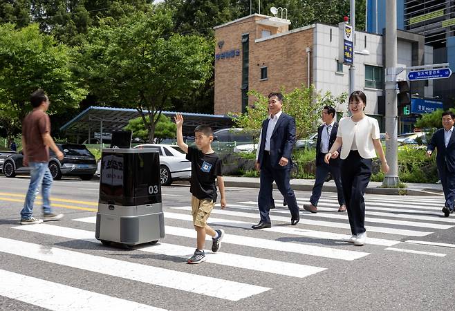 현대차∙기아 로보틱스랩 자율주행 배송로봇이 시민과 함께 횡단보도를 횡단하는 모습(현대차그룹 제공).