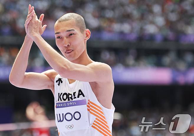 대한민국 대표팀 우상혁이 7일(한국시간) 프랑스 파리 스타드 드 프랑스에서 열린 2024 파리 올림픽 남자 육상 높이뛰기 예선에서 2.27m 2차 시기에 성공한 후 기뻐하고 있다. 이날 경기에서 우상혁은 결승에 진출했다. 2024.8.7/뉴스1 ⓒ News1 이동해 기자