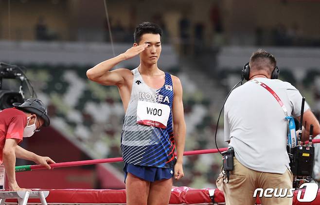 육상 국가대표 우상혁이 1일 오후 도쿄 올림픽스타디움에서 열린 '2020 도쿄올림픽' 남자 높이뛰기 결승전 경기 2.39m 3차시기에 실패하고 아쉬워하고 있다. 2021.8.1/뉴스1 ⓒ News1 올림픽사진취재단