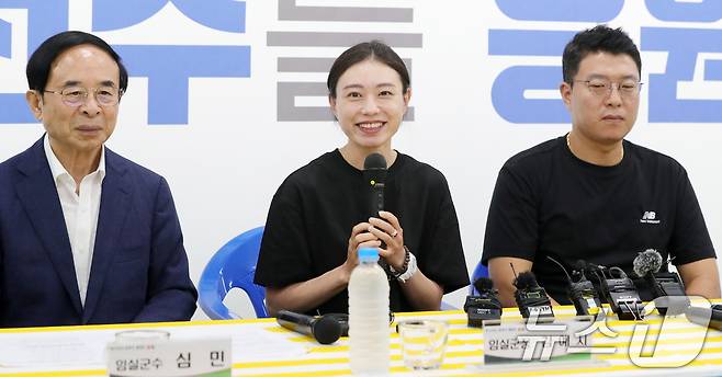 2024 파리 올림픽 사격 10m 공기권총 은메달리스트 김예지 선수(임실군청)가 9일 전북자치도 임실군 전북특별자치도종합사격장에서 열린 기자회견에서 질의에 답변을 하고 있다. 이날 김예지는 기자회견을 하던 중 경련과 함께 쓰러졌다. 임실군은 곧장 119에 신고했고 김예지는 현장에서 10분 만에 의식을 되찾았다. 이후 전주의 한 대형 병원으로 이송됐다.2024.8.9/뉴스1 ⓒ News1 유경석 기자