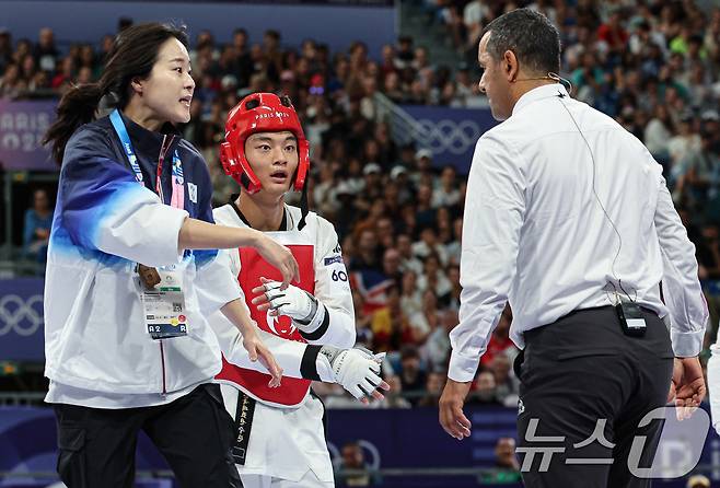 대한민국 태권도 국가대표팀 서건우 선수와 오혜리 코치가 9일 오후(한국시간) 프랑스 파리 그랑 팔레에서 진행된 2024 파리올림픽 태권도 남자 80kg급 16강 칠레의 호아킨 추르칠 선수와의 경기에서 심판진의 비디오 리플레이 결과에 대해 어필하고 있다. 2024.8.9/뉴스1 ⓒ News1 이동해 기자