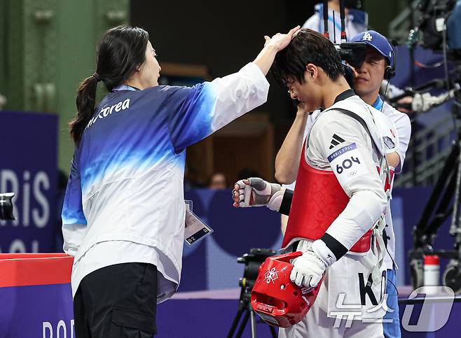 대한민국 태권도 국가대표팀 오혜리 코치가 9일 오후(한국시간) 프랑스 파리 그랑 팔레에서 진행된 2024 파리올림픽 태권도 남자 80kg급 16강 칠레의 호아킨 추르칠 선수와의 경기를 마친 서건우 서리를 다독이고 있다. 2024.8.9/뉴스1 ⓒ News1 이동해 기자