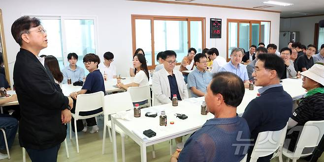 이영섭 뉴스1 대표이사가 9일 강원도 양양군 인구1리 마을회관에서 뉴스1 썸머 브랜드 페스타 그린 캠페인 플로깅 행사에 앞서 열린 간담회에서 인사말을 하고 있다. 2024.8.9/뉴스1 ⓒ News1 김명섭 기자