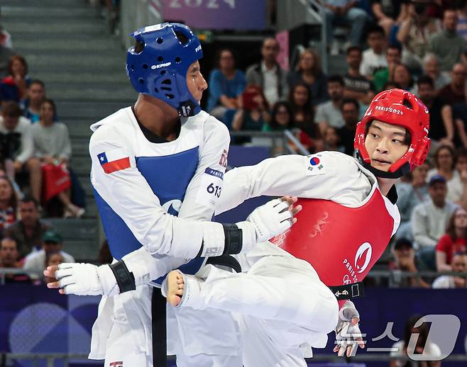 대한민국 태권도 국가대표팀 서건우 선수가 9일 오후(한국시간) 프랑스 파리 그랑 팔레에서 진행된 2024 파리올림픽 태권도 남자 80kg급 16강 경기에서 칠레의 호아킨 추르칠 선수와 자웅을 겨루고 있다. 2024.8.9/뉴스1 ⓒ News1 이동해 기자