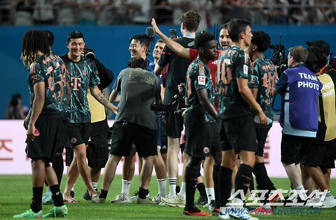 토트넘 홋스퍼와 바이에른 뮌헨의 친선경기가 3일 서울월드컵경기장에서 열렸다. 뮌헨 김민재와 토트넘 손흥민이 경기 종료 후 인사를 나누고 있다. 상암=박재만 기자 pjm@sportschosun.com /2024.08.03/