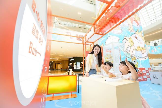 스타필드 고양에서 오는 19일까지 진행되는 쿠첸 '미(米)토피아 페스티밥' 팝업 스토어에서 모델들이 미니 게임에 참여하고 있다.