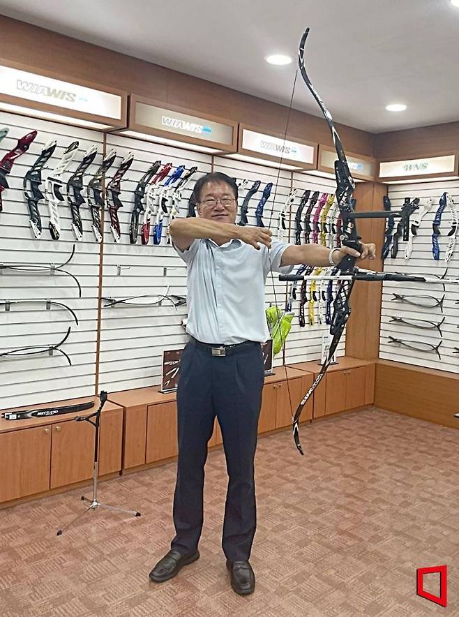 위아위스 활을 들고 있는 박경래 대표.