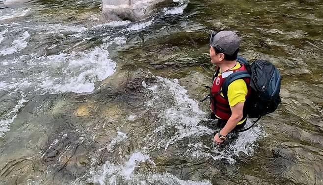 계곡 트레킹을 즐기는 사람. 사진=조용준 기자