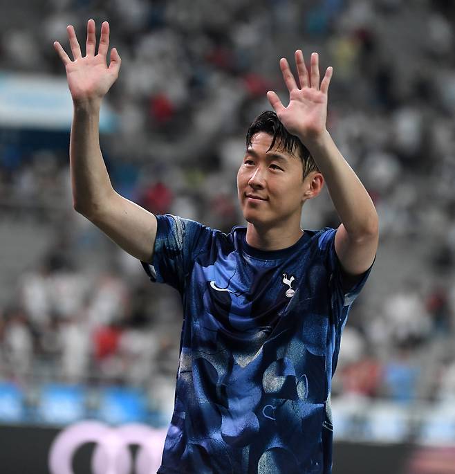 토트넘 홋스퍼와 바이에른 뮌헨의 친선경기가 지난 3일 서울월드컵경기장에서 열렸다. 토트넘 손흥민이 경기 종료 후 인사를 나누고 있다. /박재만 스포츠조선 기자