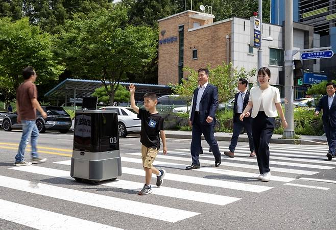 현대차·기아는 9일 경기도 의왕시 부곡파출소 앞 횡단보도에서 자율주행 배송로봇의 횡단보도 주행 실증 시연에 성공하며 로봇 지능 사회(Robot Intelligence Society)에 한발 다가섰음을 알렸다.