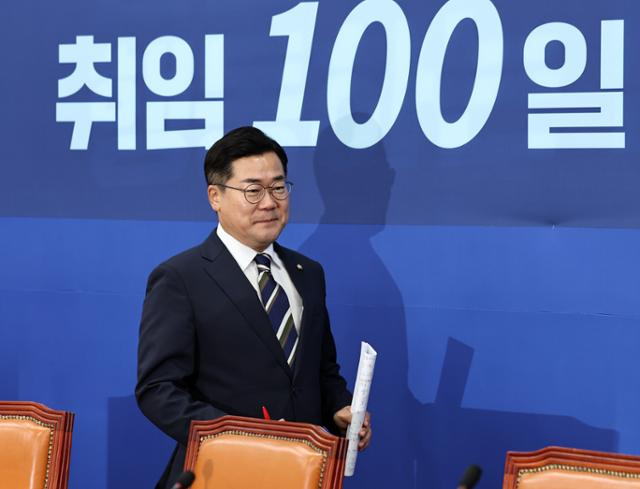 박찬대 더불어민주당 대표 직무대행 겸 원내대표가 8일 오전 서울 여의도 국회에서 열린 원내대표 취임 100일 기자간담회에 참석하고 있다. 뉴스1