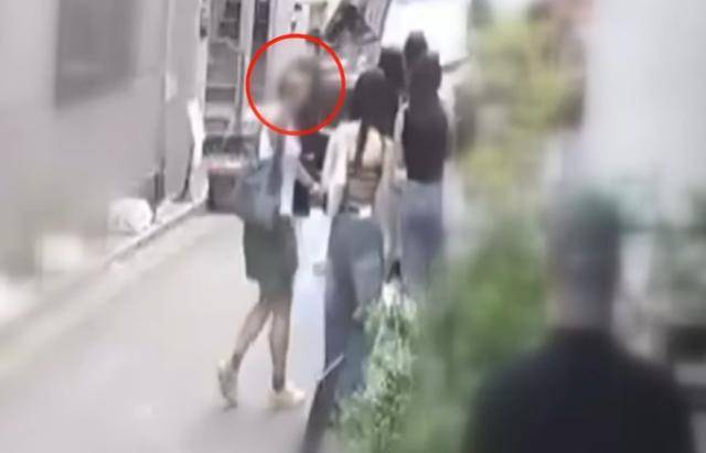 지난 7일 서울의 한 카페에서 중화권 손님 중 한 명이 카페 매니저를 향해 손가락 욕을 하고 있다. JTBC '사건반장' 캡처