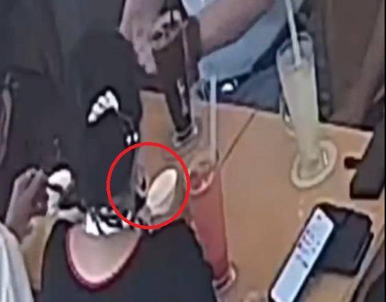 한 여성이 카페에서 커피컵에 캔맥주를 따르고 있다. '아프니까 사장이다' 캡처