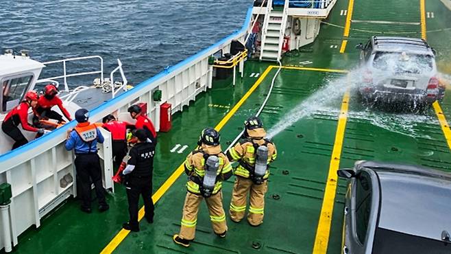 지난해 11월 제주시 구좌읍 종달항 인근 해상에서 선박 내 전기차 화재 발생을 가정해 진행된 민·관 합동 현장훈련 (사진, 제주지방해양경찰청)