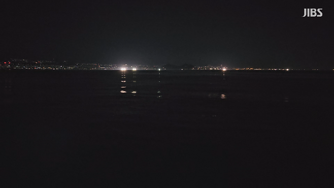 지난 6일 밤 제주 앞바다 모습. 예년 같았으면 제주 앞바다가 집어등을 밝힌 한치 어선으로 불야성을 이뤘지만 한치 조업이 되지 않으면서 깜깜하다