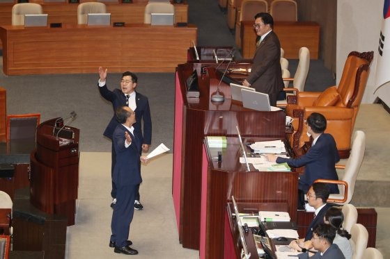 7월 25일 열린 국회 제1차 본회의에서 김현 더불어민주당 의원이 방송4법 심사 보고를 하자 추경호 국민의힘 대표가 우원식 국회의장에게 찾아가 항의하며 극명하게 엇갈린 여야 입장을 보여주었다. 뉴스1