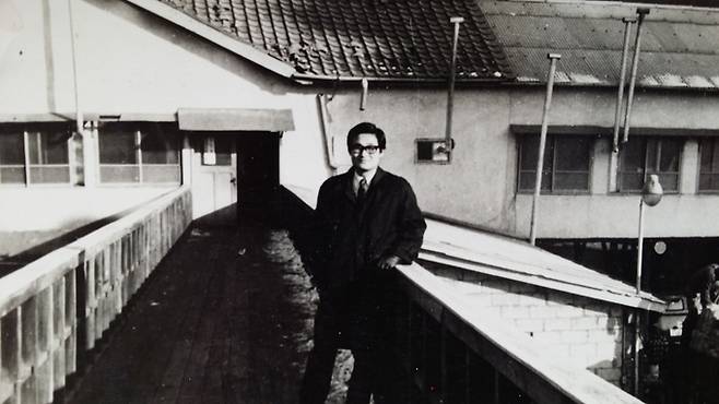 53년 전 1970년 12월 입사 초. 뒤에 보이는 2층 목조 건물이 ‘별관’으로 불린 출판국 건물. 월간 신동아, 여성동아, 출판사진부, 동아연감을 발간한 출판부가 이 건물에 있었다. /정연주 제공