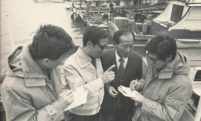 1973년 12월 호남기동취재반 시절 전북 군산에서 취재 장면. 왼쪽이 1년 선배인 임부섭 동아투위 위원. /정연주 제공