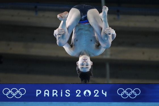 Korea's Shin Jung-whi competes in the men's 10m platform diving preliminary at the Paris Olympics on Friday in Saint-Denis, France. [AP/YONHAP]