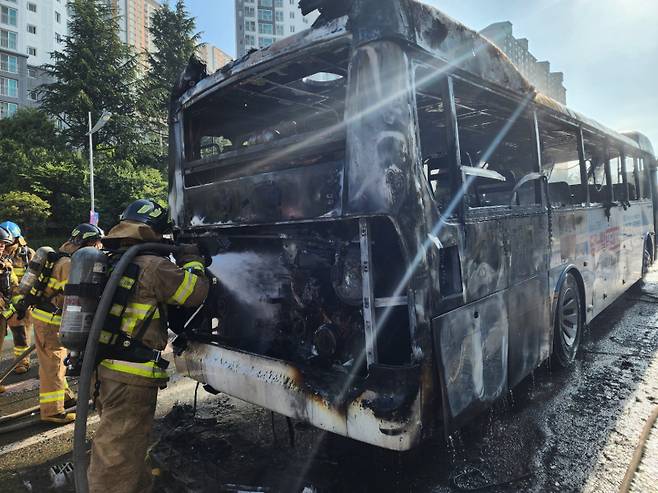 화재가 발생한 버스. 부산소방본부.