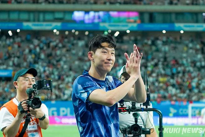 손흥민 선수가 토트넘과 팀 K리그 경기가 열린 31일 서울월드컵경기장에서 팬들에게 인사하고 있다. 사진=유희태 기자