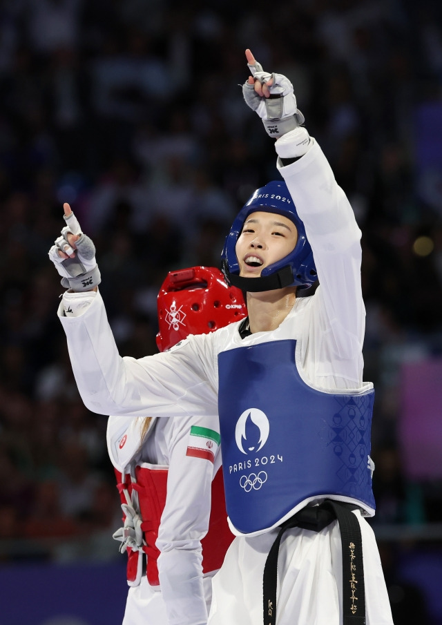 8일(현지시간) 프랑스 파리 그랑팔레 태권도경기장에서 열린 2024 파리올림픽 태권도 여자 57kg급 결승에서 이란의 나히드 키야니찬데에게 승리한 김유진이 환호하고 있다. 연합뉴스