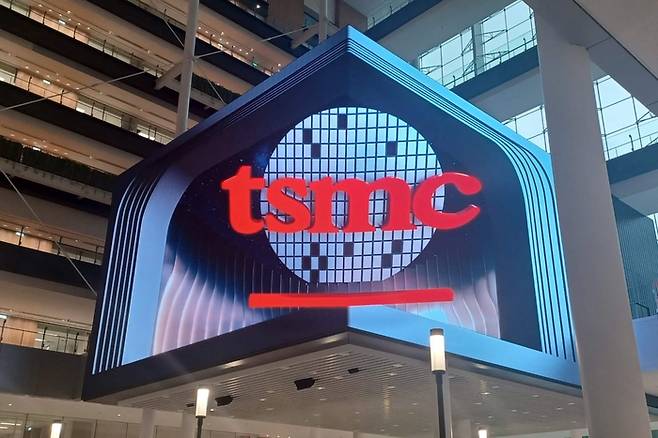 지난해 7월 28일 대만 신주에서 열린 TSMC 글로벌 R&D 센터 개소식에서 TSMC의 로고가 보인다. AFP연합뉴스