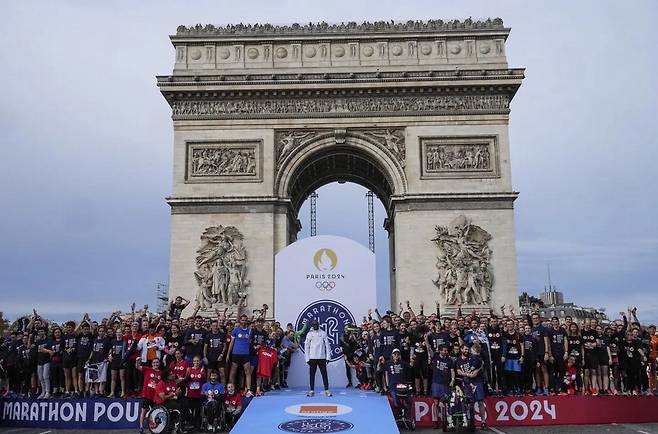 파리올림픽 개막에 앞서 열린 마라톤 행사 모습.  AP연합뉴스