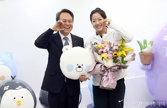 [서울=뉴시스] 진옥동 신한금융그룹 회장(왼쪽)이 서울 중구 신한금융본사에서 제19회 항저우 아시안게임 탁구 금메달리스트 신유빈 선수에게 포상금을 전달한 뒤 기념촬영 하고 있다. (사진=신한금융그룹 제공) 2023.10.19. photo@newsis.com *재판매 및 DB 금지 /사진=류현주