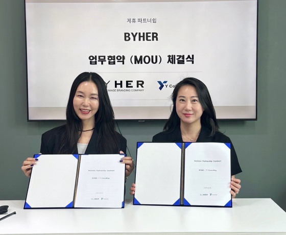 배윤주 와이컨설팅 대표(사진 오른쪽)와 팽정은 바이허 대표가 업무협약을 체결하고 기념사진을 찍고 있다./사진제공=와이컨설팅